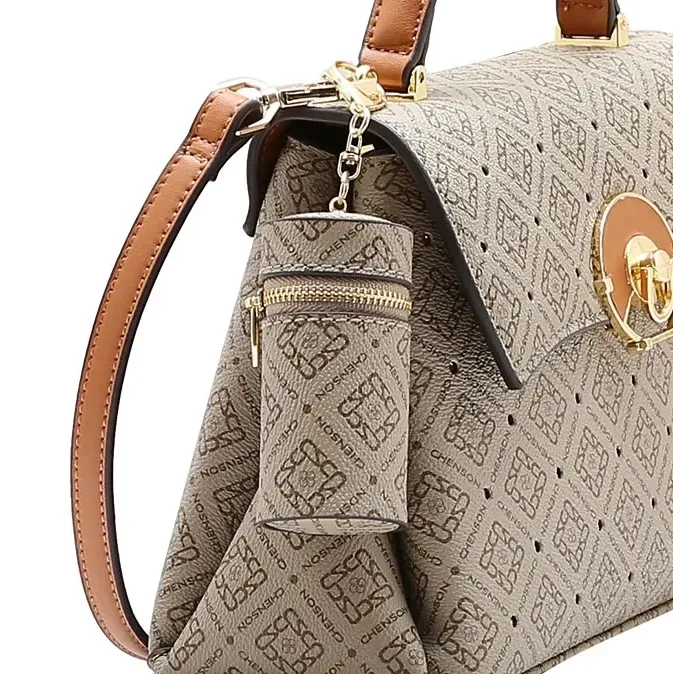 Detalhe do chaveiro com zíper e acabamento da bolsa Chenson Monograma Luxo bege